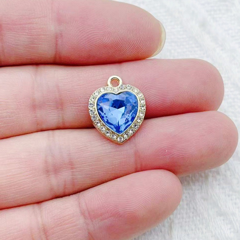 10個のハート型のカラフルな宝石が象嵌されたペンダント、新鮮 - Jewelry Making Pendants のレビューと価格