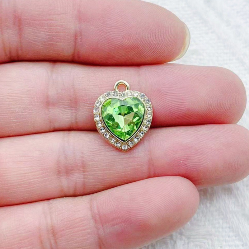 10個のハート型のカラフルな宝石が象嵌されたペンダント、新鮮 - Jewelry Making Pendants のレビューと価格